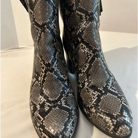 Old Navy Snake Skin 4” Side Zip Boot Size 9 - Picture 2 of 14